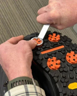 Simms - M's G4 PRO Powerlock Boot - Vibram 11 Simms - M's G4 PRO Powerlock Boot - Vibram -Catch Fish Tool Shop PDPProductFeats S23 Powerlock CleatInstall 1100x 87a95803 6f37 4f4a add0 810fb0f34164